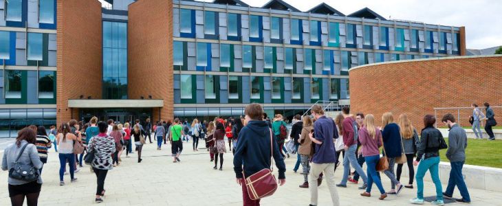 Razones por las que estudiantes se quedan a la mitad del camino en su postulación al Reino Unido